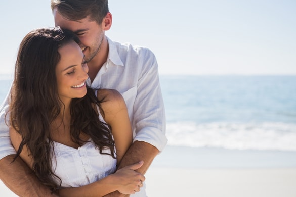 virgo-man-and-cancer-woman-cuddling-at-the-beach