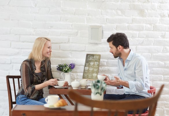  casal feliz sentado na cafeteria-Como fazer seu namorado ou marido de Virgem feliz